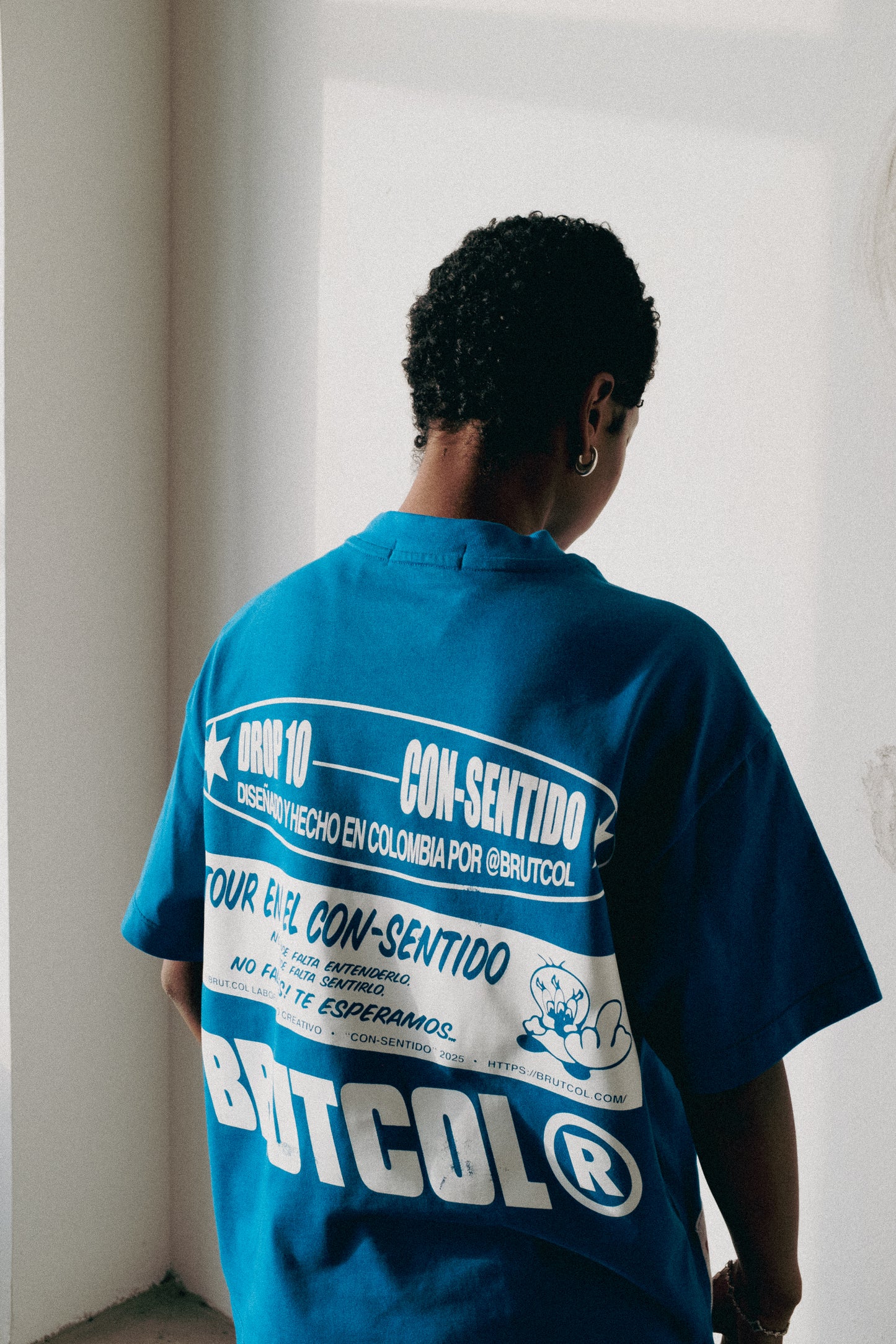 CAMISETA OVERSIZE CROPPED BRUTCOL® “TOUR EN EL CON-SENTIDO” AZUL – EDICIÓN LIMITADA DROP 10