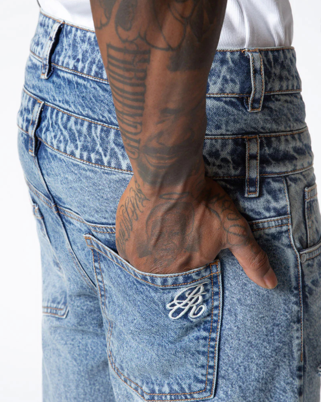 DOPAMINE LIGHT-WASH JEANS