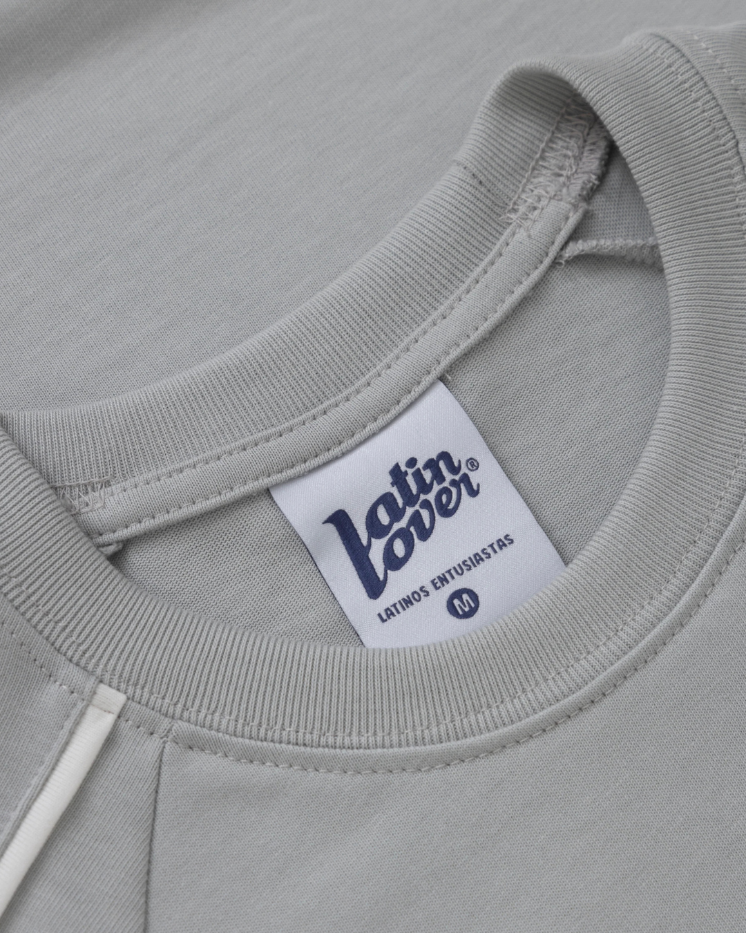 CAMISETA LL SESGOS GRIS CREMA