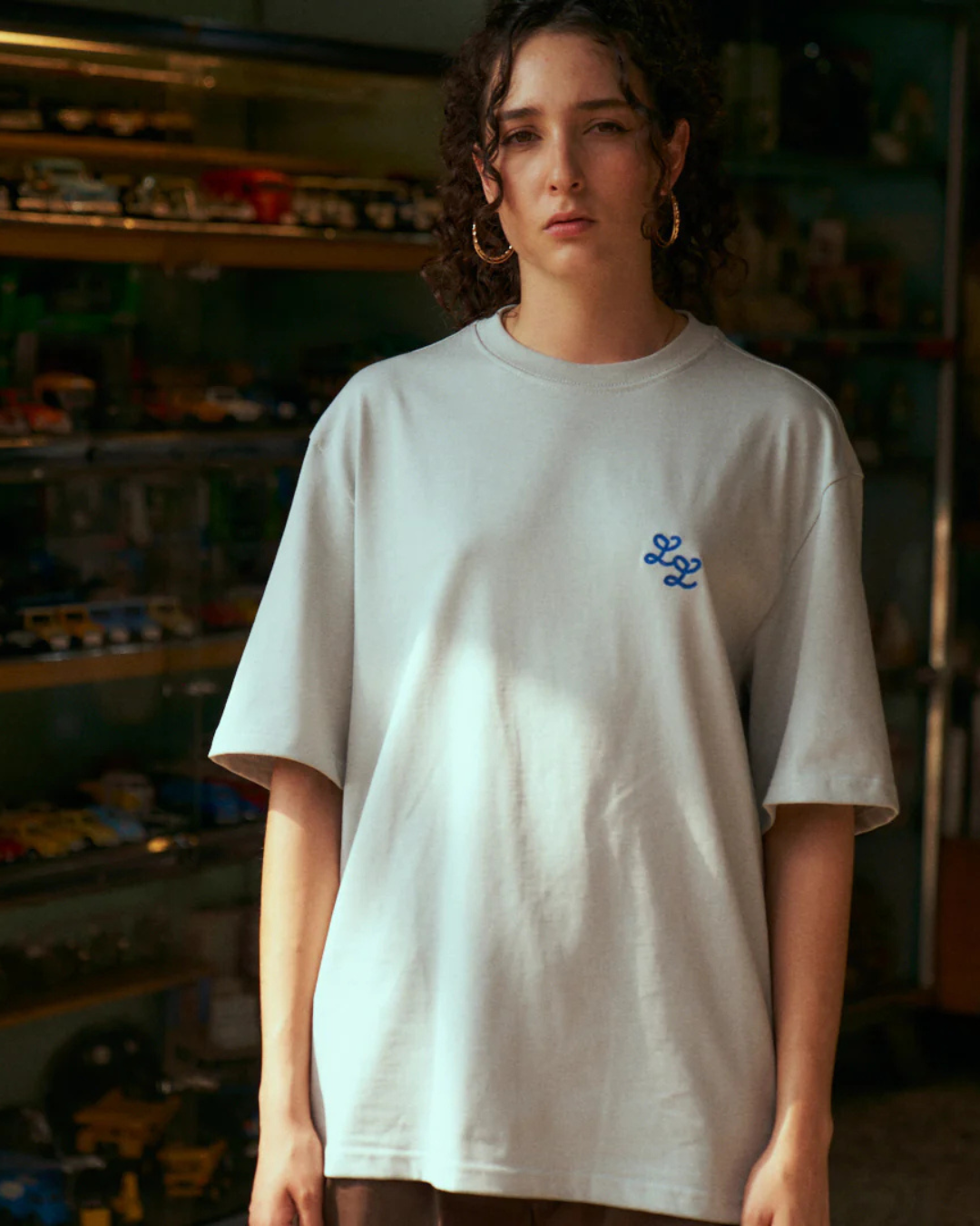 CAMISETA LL BORDADO GRIS OVERSIZED