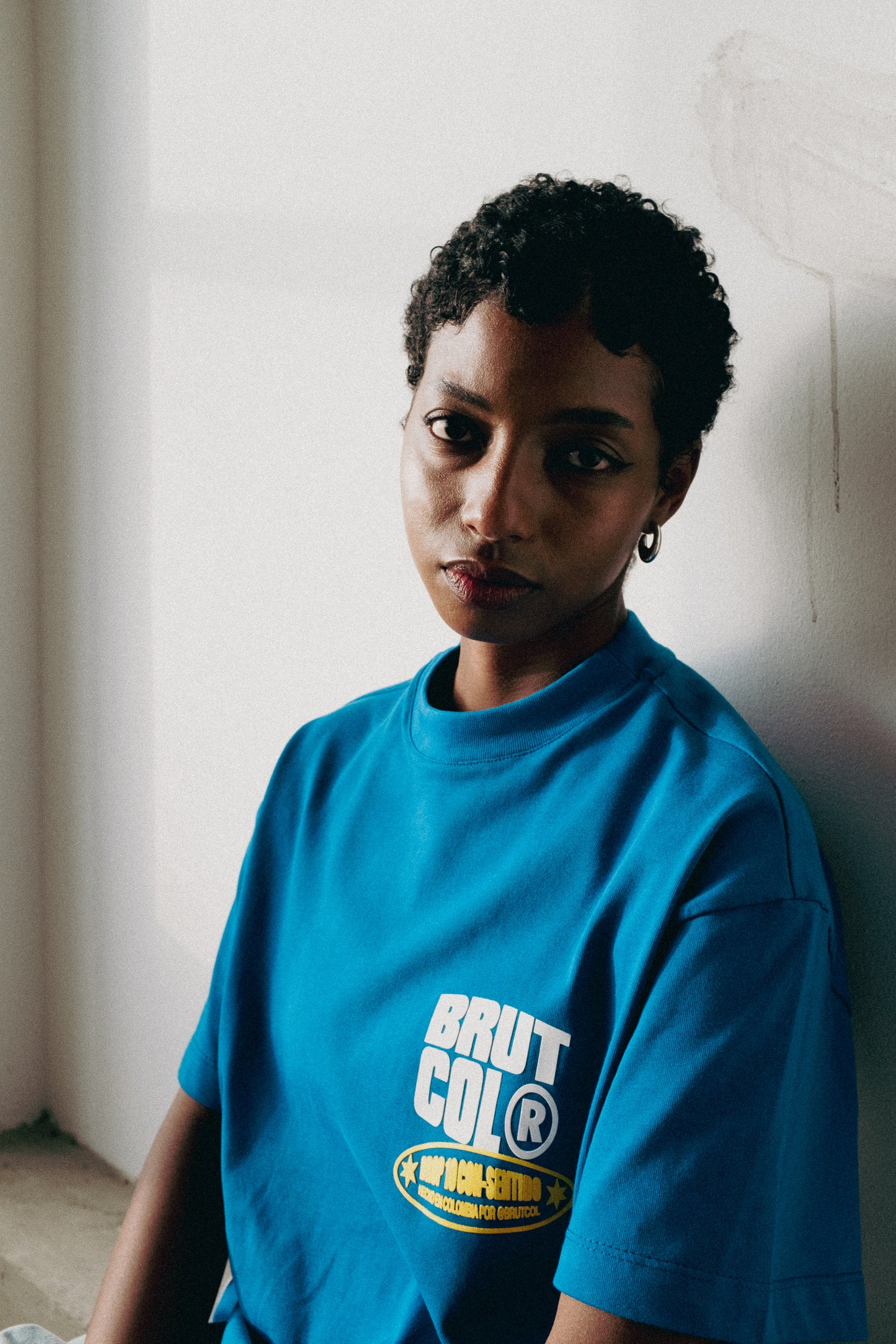 CAMISETA OVERSIZE CROPPED BRUTCOL® “TOUR EN EL CON-SENTIDO” AZUL – EDICIÓN LIMITADA DROP 10