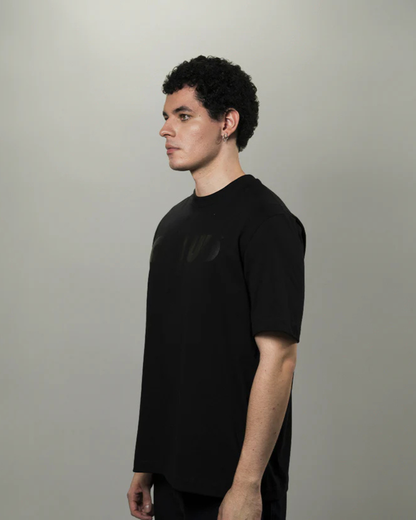 CAMISETA BLOCK NEGRO SOBRE NEGRO REGULAR FIT