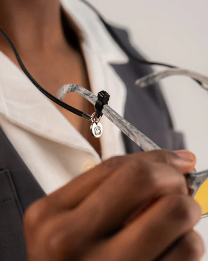 CUELGA GAFAS ALCORNOQUE AZABACHE