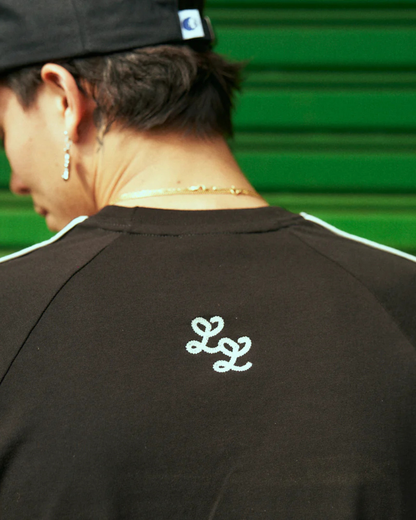 CAMISETA LL SESGOS NEGRO BLANCO