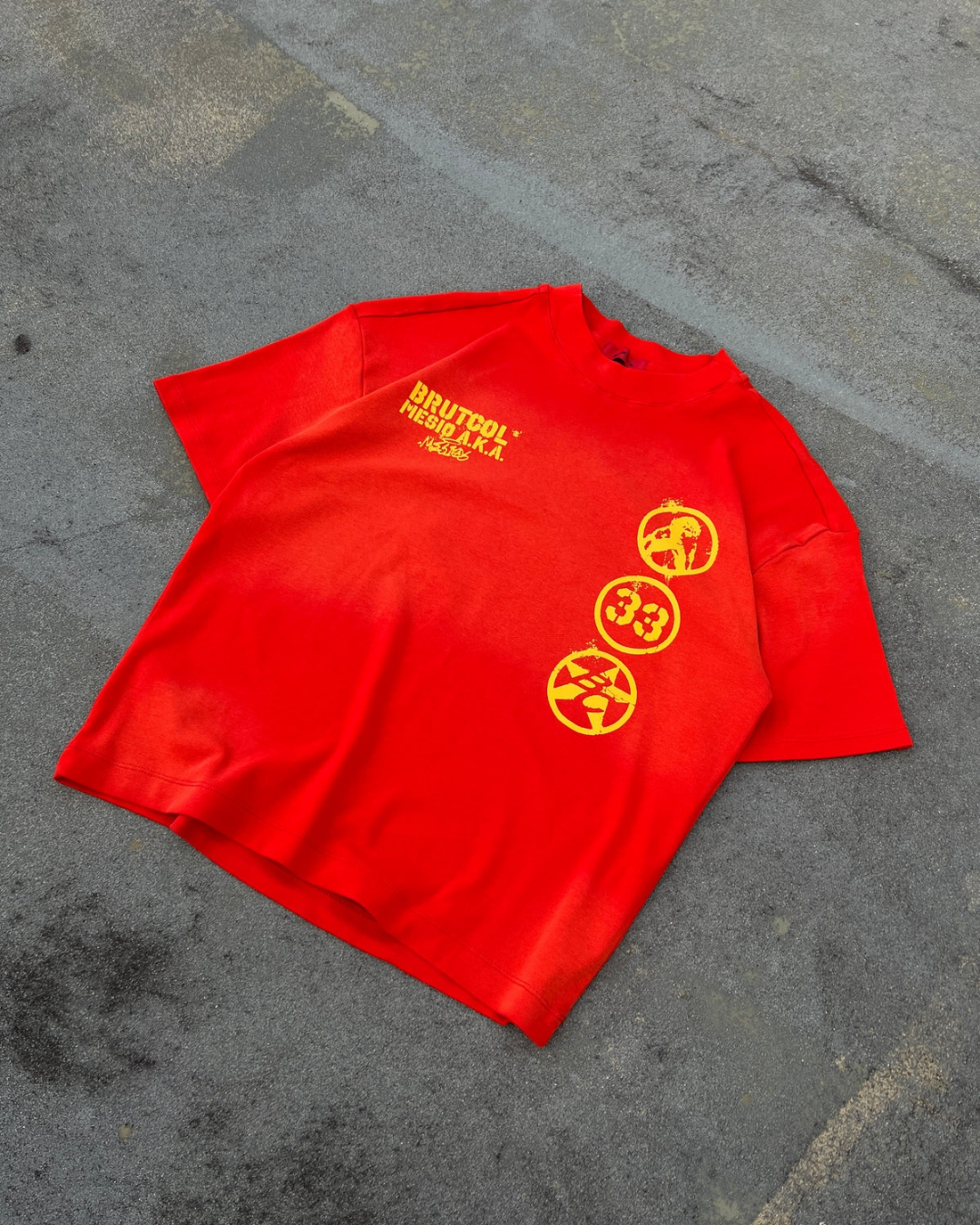 CAMISETA OVERSIZE CROPPED BRUTCOL® X MESIO A.K.A MESÍAS – ROJO DESGASTADO