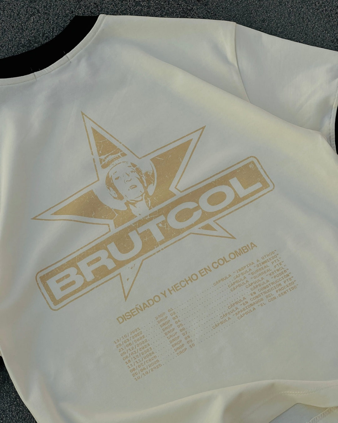 CAMISETA OVERSIZE CROPPED BRUTCOL® TOUR EN EL CON-SENTIDO – CUELLO NEGRO