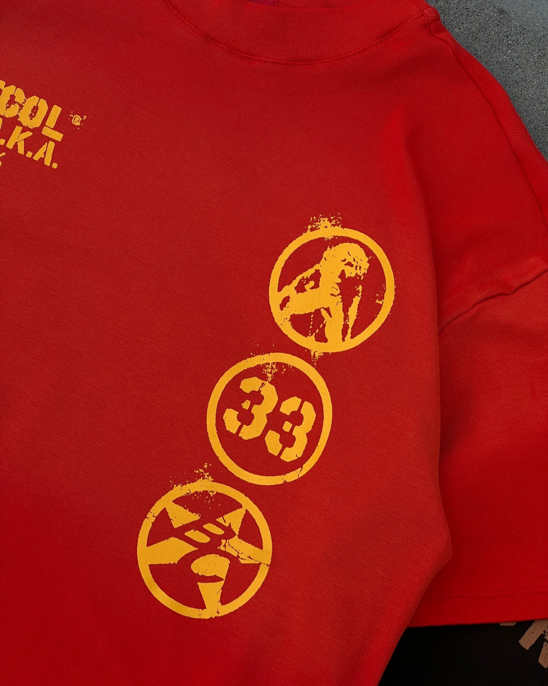 CAMISETA OVERSIZE CROPPED BRUTCOL® X MESIO A.K.A MESÍAS – ROJO DESGASTADO