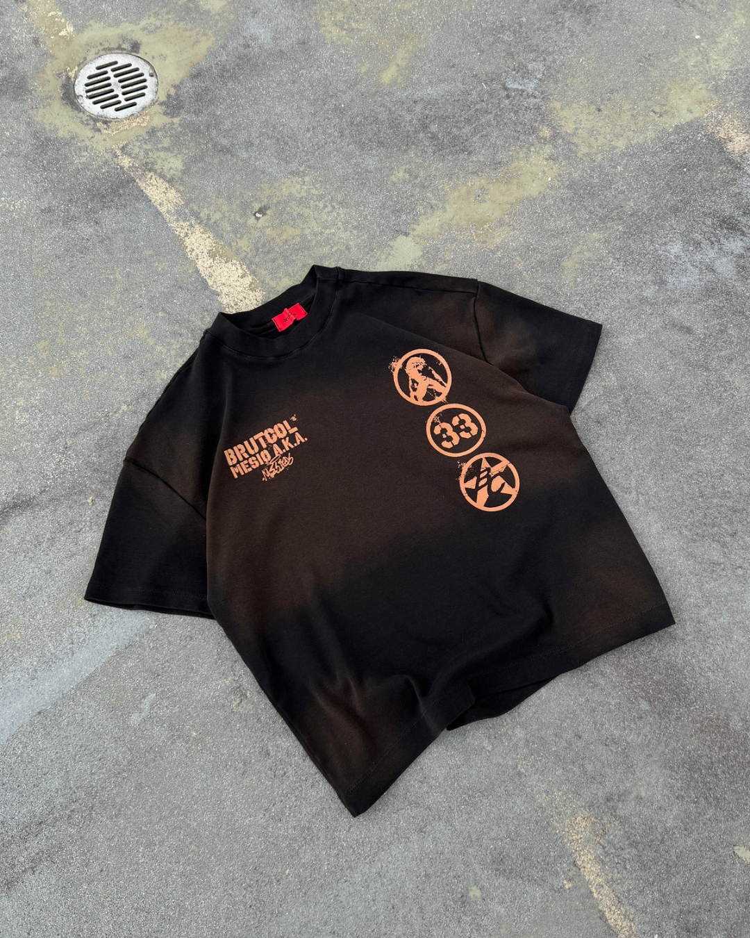 CAMISETA OVERSIZE CROPPED BRUTCOL® X MESIO A.K.A MESÍAS – NEGRO DESGASTADO
